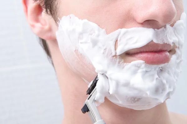 Homem faz a barba — Fotografia de Stock