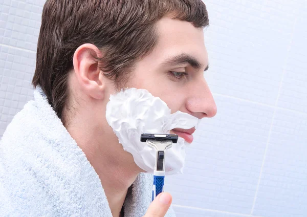 Man shaves — Stock Photo, Image