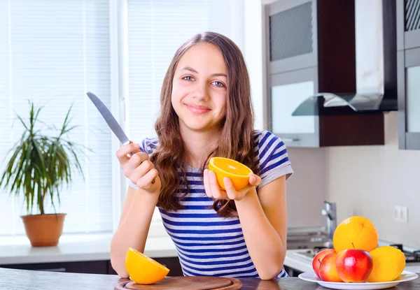 Girl with fruit — Stock Photo, Image