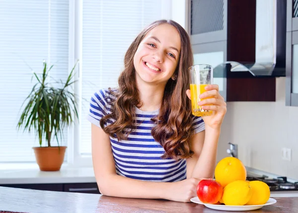 Joven mujer sosteniendo vaso de jugo de naranja —  Fotos de Stock