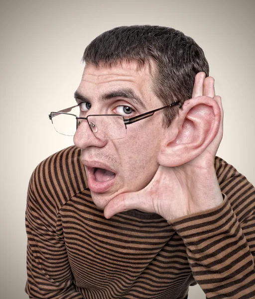 Hombre escuchando con gran oído . — Foto de Stock