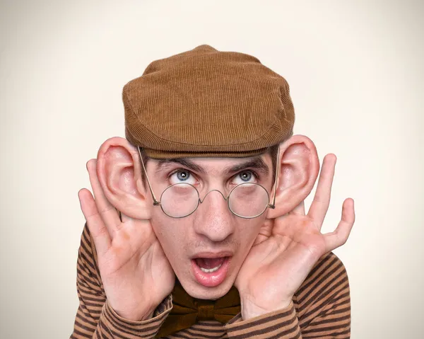 Hombre escuchando con grandes orejas . —  Fotos de Stock