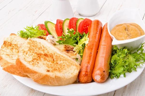 Embutidos y verduras a la parrilla — Foto de Stock