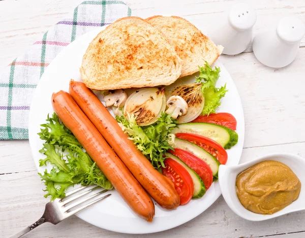 Embutidos y verduras a la parrilla — Foto de Stock