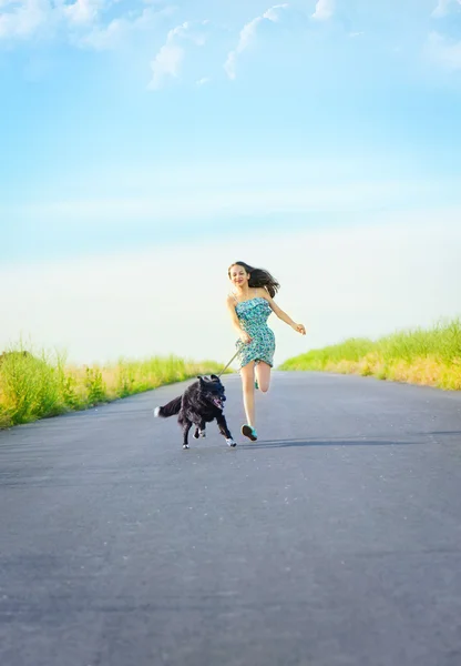Dziewczyna z psem na spacer — Zdjęcie stockowe