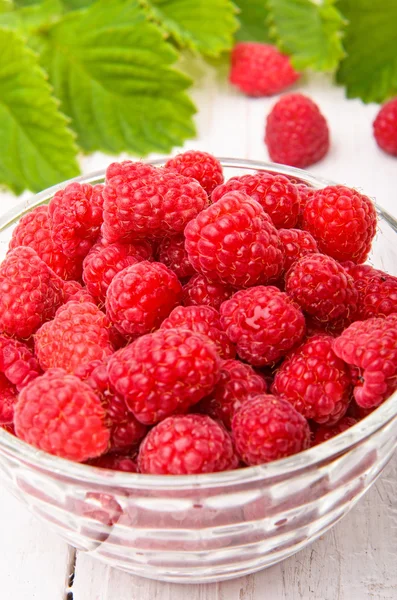 Framboises dans un bol sur une table en bois. — Photo