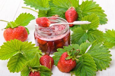 Cam kavanozda çilek reçeli