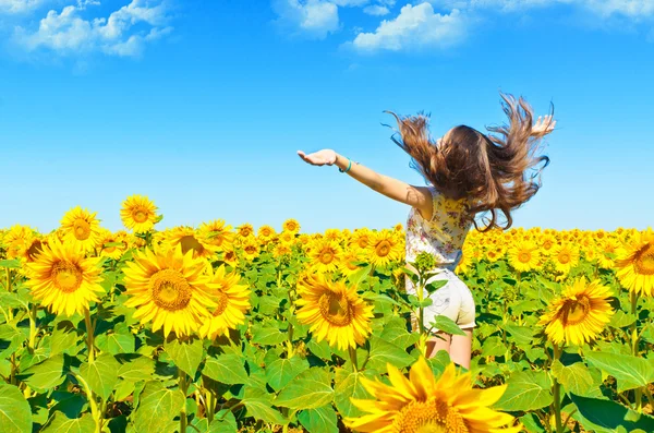 Bella ragazza in un campo di girasoli — Foto Stock