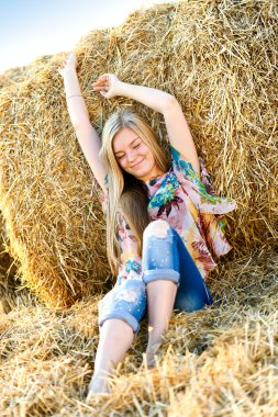 romantik genç bir kadın açık poz.