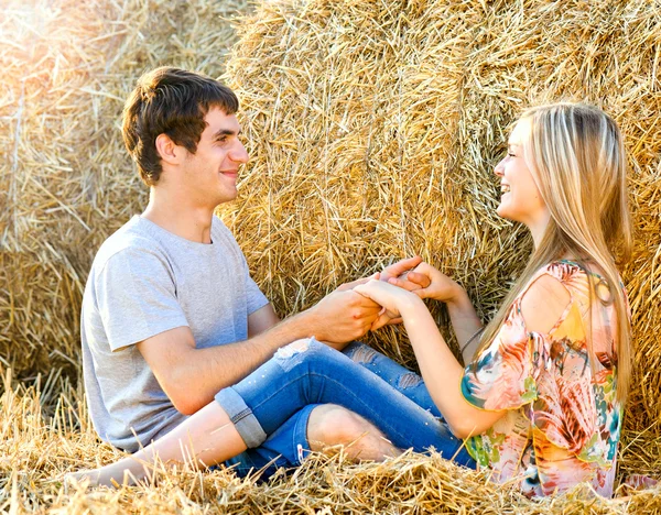 Unga par förälskade utomhus. — Stockfoto
