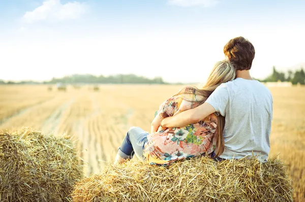 Jeune couple amoureux en plein air. — Photo