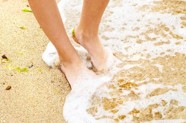 Giovani gambe ragazza in mare — Foto Stock