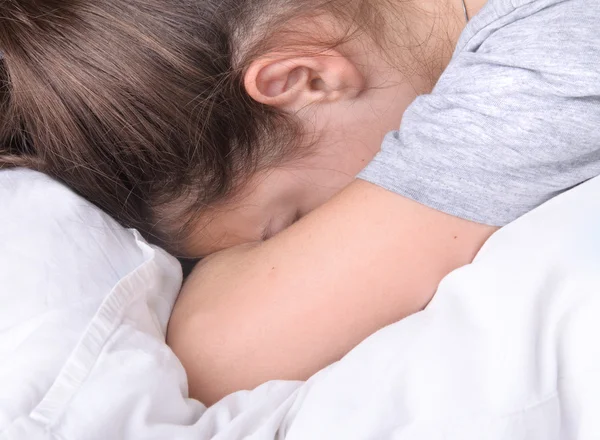 Junges Mädchen schläft im Bett — Stockfoto