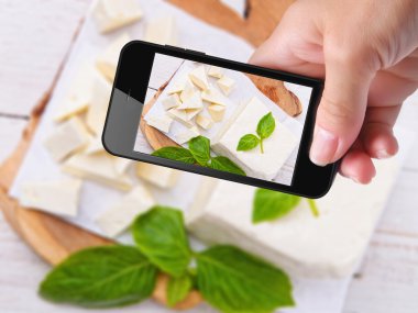 eller fotoğraf beyaz peynir ile smartphone alarak