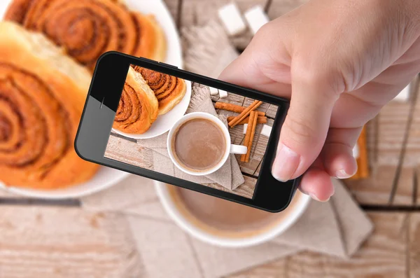 スマート フォンで写真ココア手 — ストック写真
