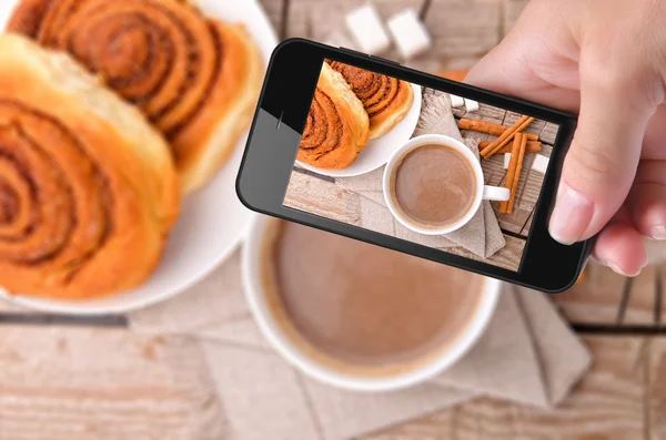 Hender som tar bilde av kakao med smarttelefon – stockfoto