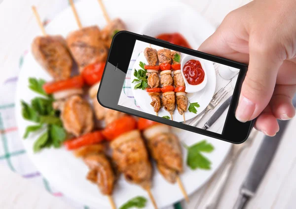 Mãos tirando foto kebab com smartphone — Fotografia de Stock