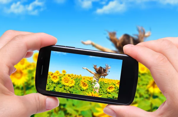 Mãos tirando foto menina com smartphone — Fotografia de Stock