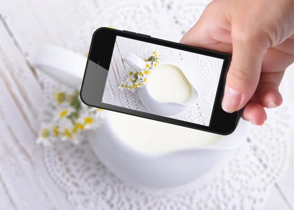 Mani che scattano foto al latte con smartphone — Foto Stock