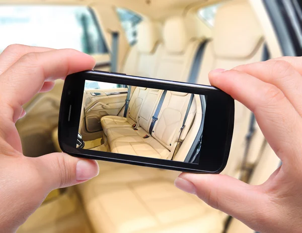 Manos tomando foto interior del coche con el teléfono inteligente —  Fotos de Stock