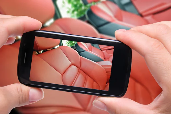 Mãos tirando foto carro interior com smartphone — Fotografia de Stock