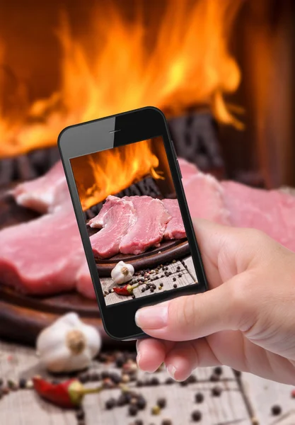 Händer tar foto kött med smartphone — Stockfoto
