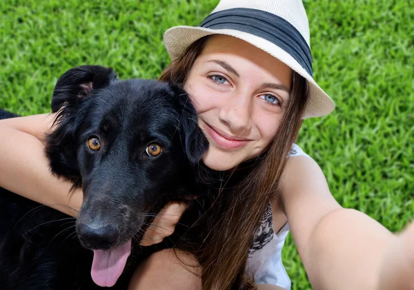 Mooi meisje genomen foto's van haar zelf, instagram — Stockfoto