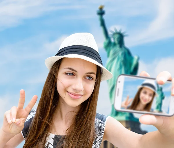 Autorretrato de una joven mujer hermosa —  Fotos de Stock