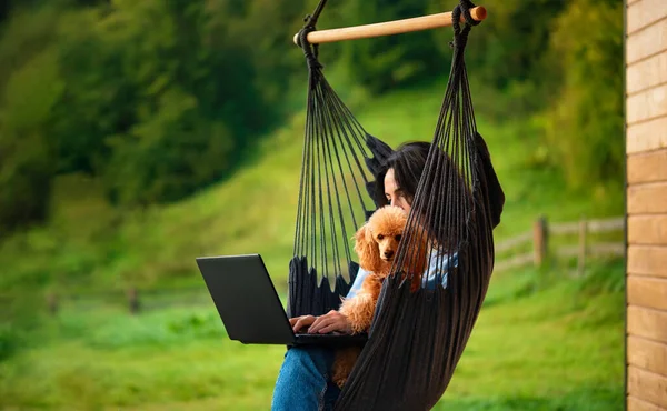 Jovem Freelancer Com Cão Trabalhando Computador Cadeira Pendurada Terraço Conceito — Fotografia de Stock