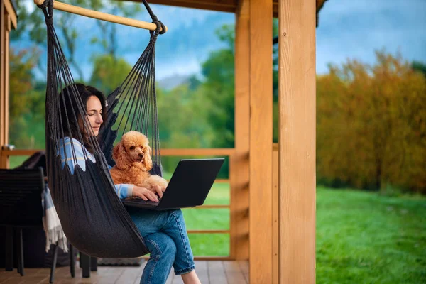 Ung Frilansare Kvinna Med Hund Som Arbetar Vid Datorn Den — Stockfoto