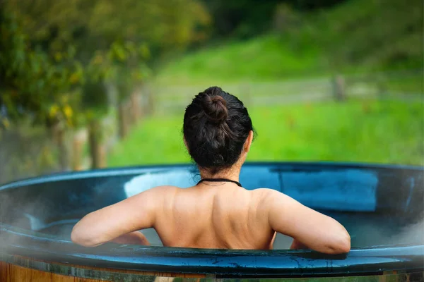Mujer Joven Baño Aire Libre Con Vistas Las Montañas — Foto de Stock