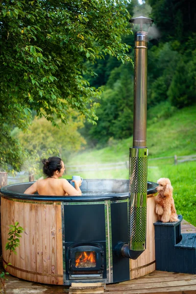 Ung Kvinna Ett Utomhusbad Med Utsikt Över Bergen Ung Kvinna — Stockfoto