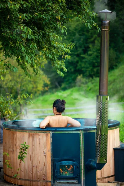 Junge Frau Freibad Mit Blick Auf Die Berge lizenzfreie Stockfotos