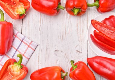 Beyaz tahta masada kırmızı biber. çerçeve.