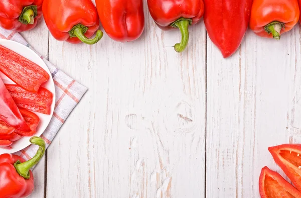 Rote Paprika auf weißem Holztisch. Rahmen. — Stockfoto