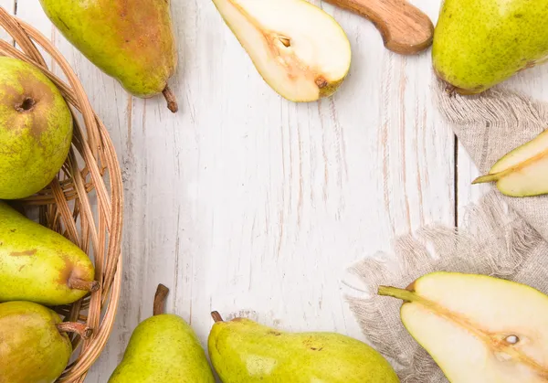 Pears on a white wooden table. Frame. — Stock Photo, Image