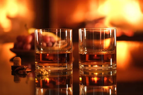 Zwei Gläser Mit Whiskey Und Serviert Auf Dem Kamin Hintergrund — Stockfoto