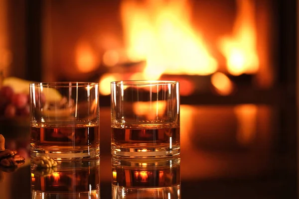Zwei Gläser Mit Whiskey Und Serviert Auf Dem Kamin Hintergrund Stockbild