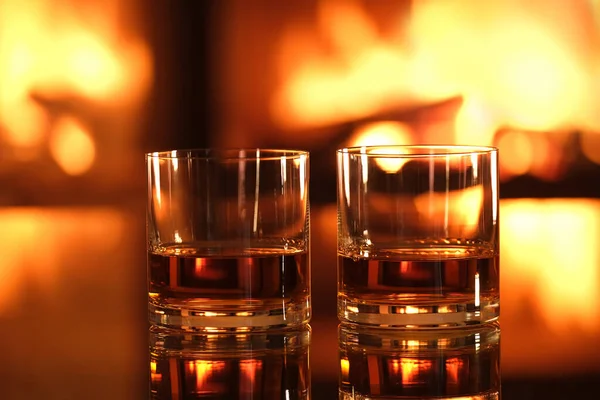 Två Glas Med Whisky Öppen Spis Bakgrund Stockbild