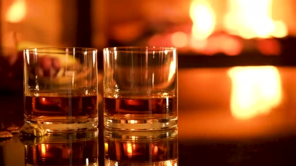 Δύο Ποτήρια Ουίσκι Και Σερβίρισμα Στο Φόντο Του Τζακιού Ρομαντικό — Αρχείο Βίντεο