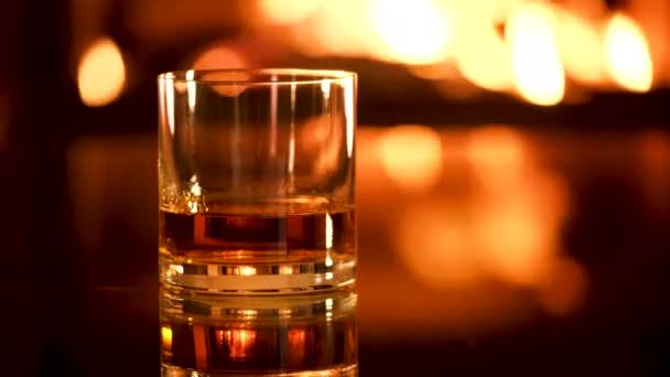 Ein Glas Whisky Auf Dem Kamin Hintergrund — Stockvideo