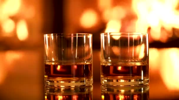 Dos Vasos Con Whisky Fondo Chimenea — Vídeos de Stock