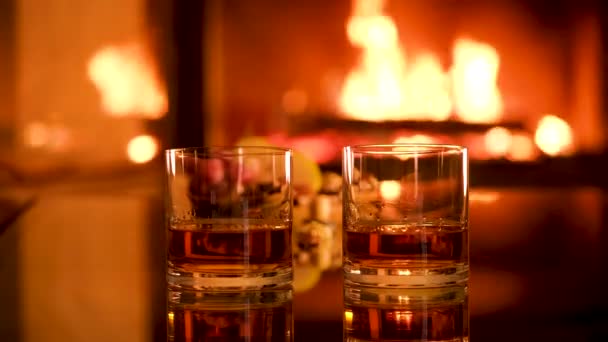 Pareja Joven Tiene Cena Romántica Con Whisky Sobre Fondo Chimenea — Vídeos de Stock