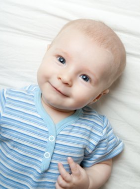 sayfa üzerinde mutlu bebek