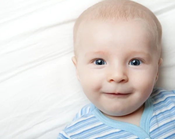 Gelukkig lachend gezicht van de baby — Stockfoto