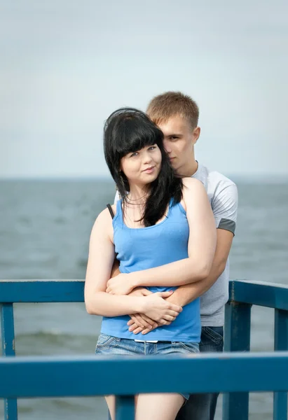 Jovem casal amoroso no mar — Fotografia de Stock