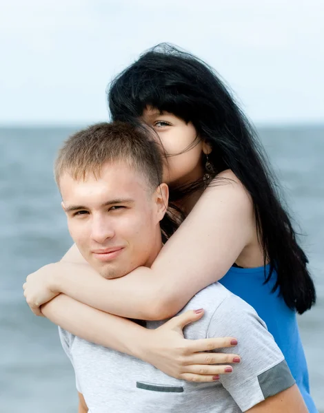 Jovem casal amoroso no mar — Fotografia de Stock