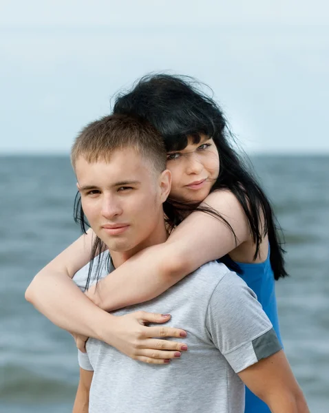 Jovem casal amoroso no mar — Fotografia de Stock