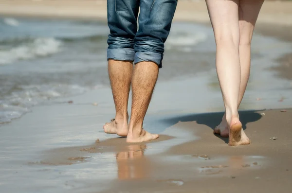 Piernas de pareja en la playa Imágenes de stock libres de derechos