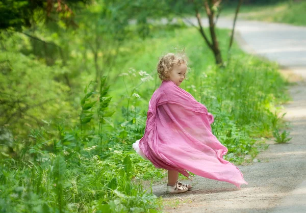 Dziewczynka gra w parku — Zdjęcie stockowe